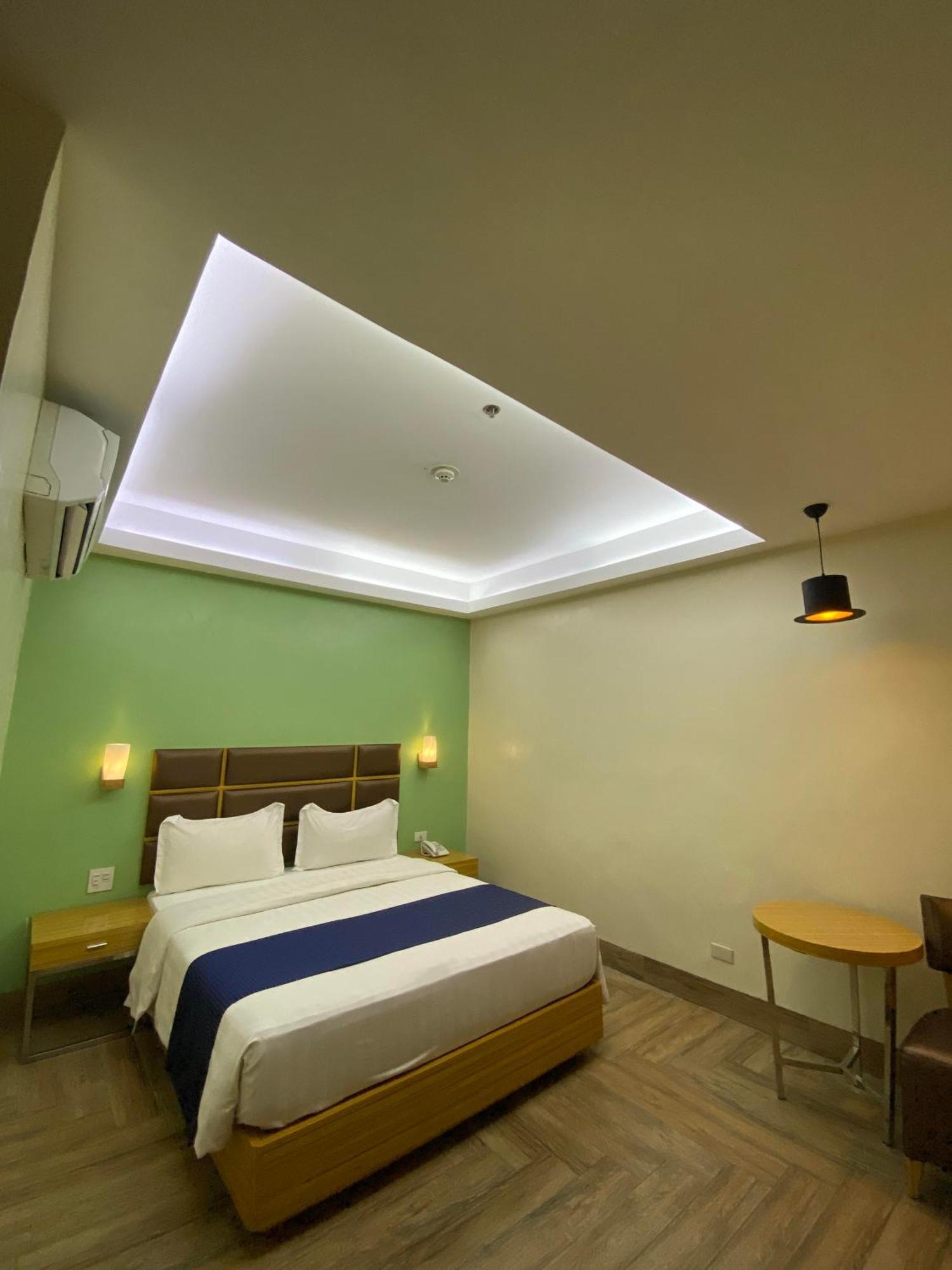 Sun Star Grand Hotel Manila Bagian luar foto