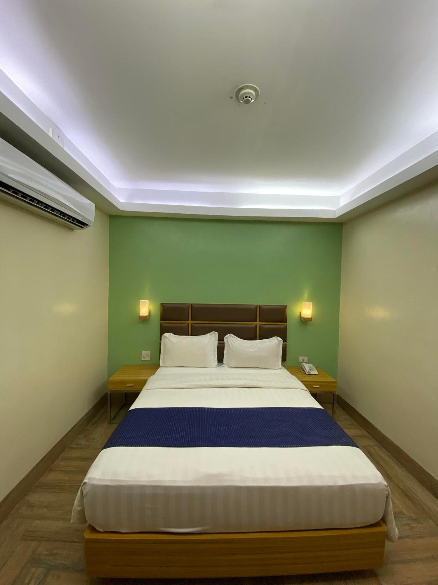 Sun Star Grand Hotel Manila Bagian luar foto