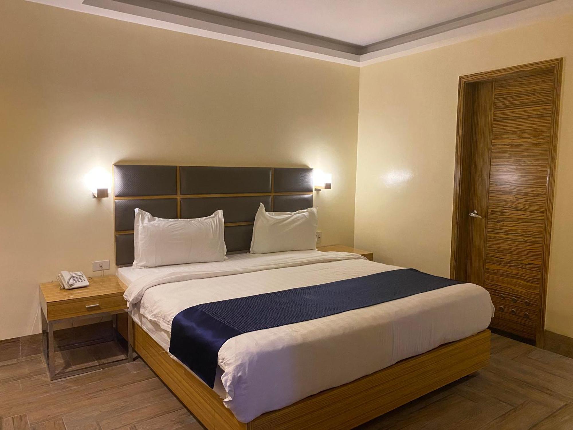 Sun Star Grand Hotel Manila Bagian luar foto